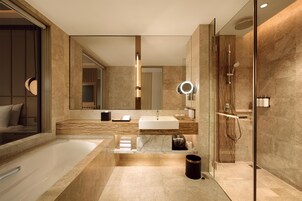 Suite Deluks, 1 Tempat Tidur King | Kamar mandi | Perlengkapan mandi gratis, pengering rambut, jubah mandi, dan sandal
