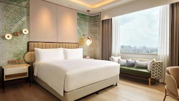 King Premium Suite with Lounge Access | 1 yatak odası, minibar, odada kasa, masa