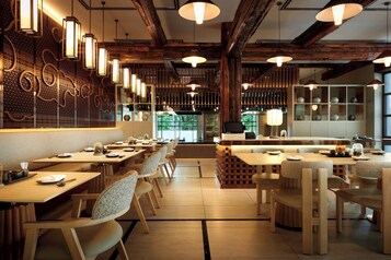 6 restaurantes; se sirven desayunos, almuerzos, cenas y cocina japonesa 