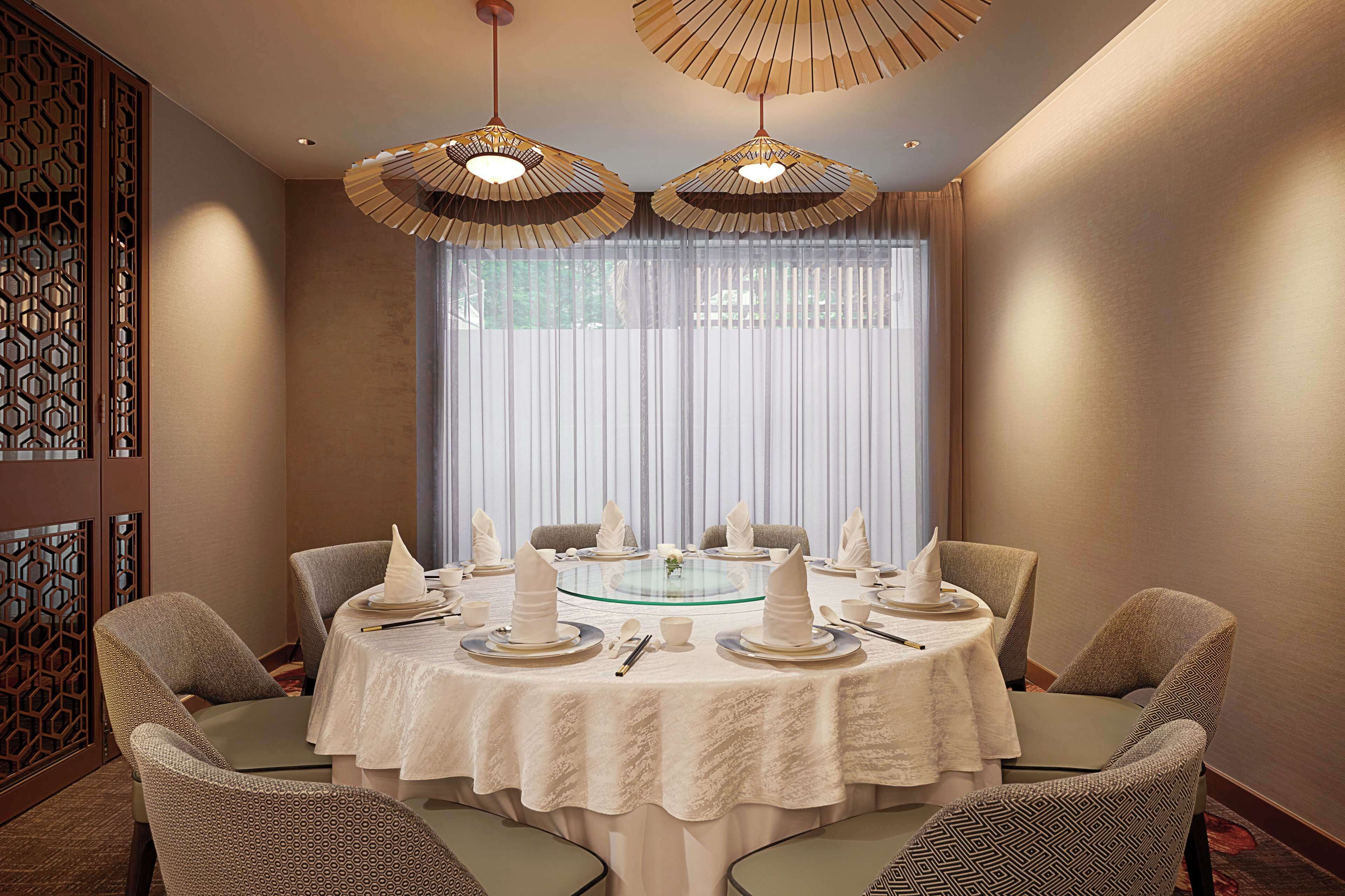 5 restaurants; breakfast, lunch, and dinner served