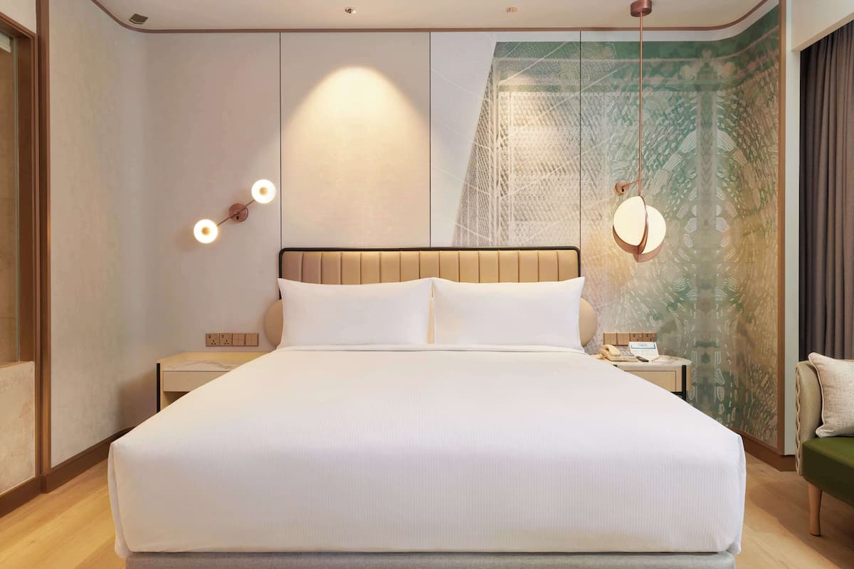 King Royal Suite | Minibar, in-room safe, desk, soundproofing