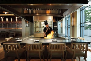 4 restaurants, breakfast, lunch, dinner served; Japanese cuisine