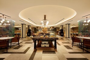 6 restaurants, breakfast, lunch, dinner served; Japanese cuisine