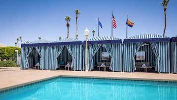 Piscina externa, funciona das 7h às 20h, barracas