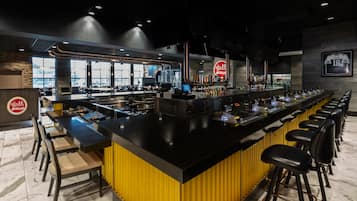 5 restaurants; breakfast, lunch and dinner served