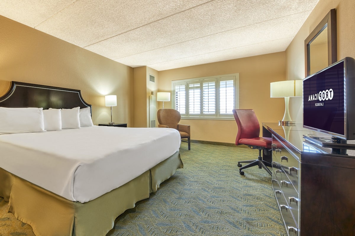 Room, 1 King Bed, Smoking, Pool View (West)