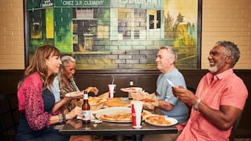 5 restaurantes; se sirve desayuno, almuerzo y cena; cocina americana