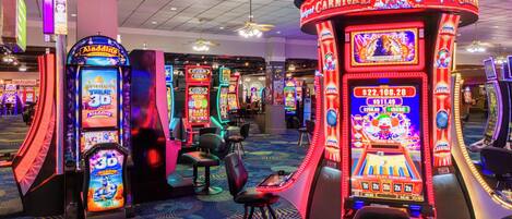 Un casino avec des machines à sous et un carrousel.