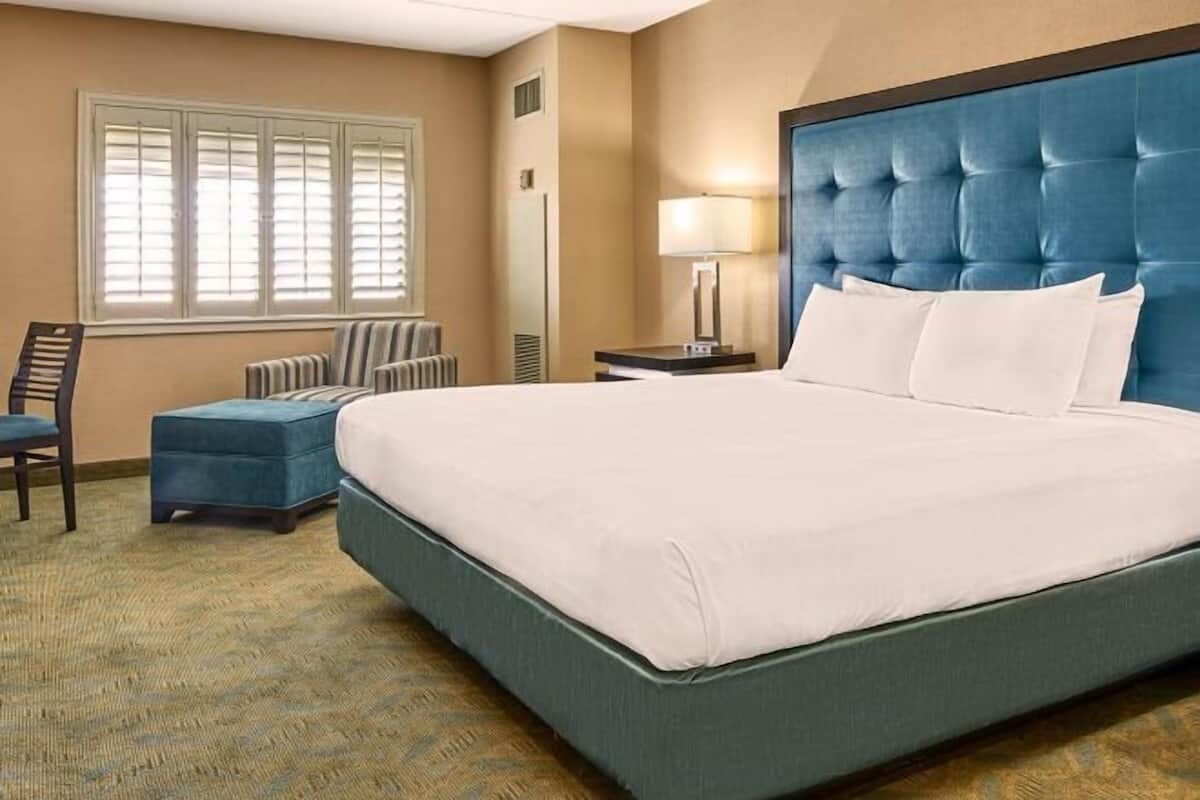 Escrivaninha, espaço de trabalho para notebook