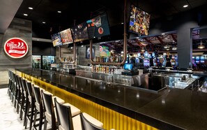 5 restaurants, breakfast, lunch, dinner served; American cuisine