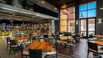 5 restaurantes, se sirven desayunos, comidas, cenas y cocina americana