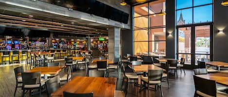 5 restaurants, breakfast, lunch, dinner served; American cuisine