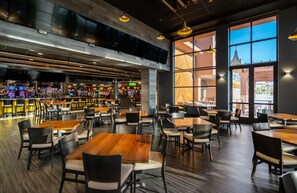 5 restaurants, breakfast, lunch, dinner served; American cuisine