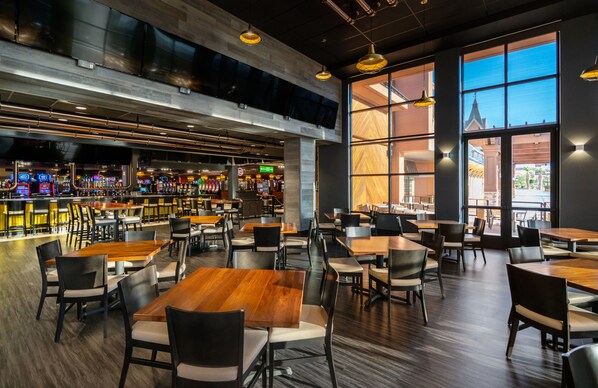 5 restaurants, breakfast, lunch, dinner served; American cuisine 