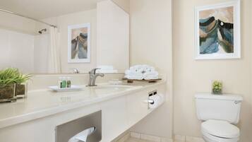 Bañera con ducha, artículos de tocador gratuitos, secador de pelo