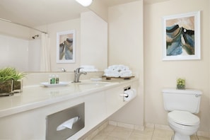 Ensemble douche/baignoire, articles de toilette gratuits, sèche-cheveux