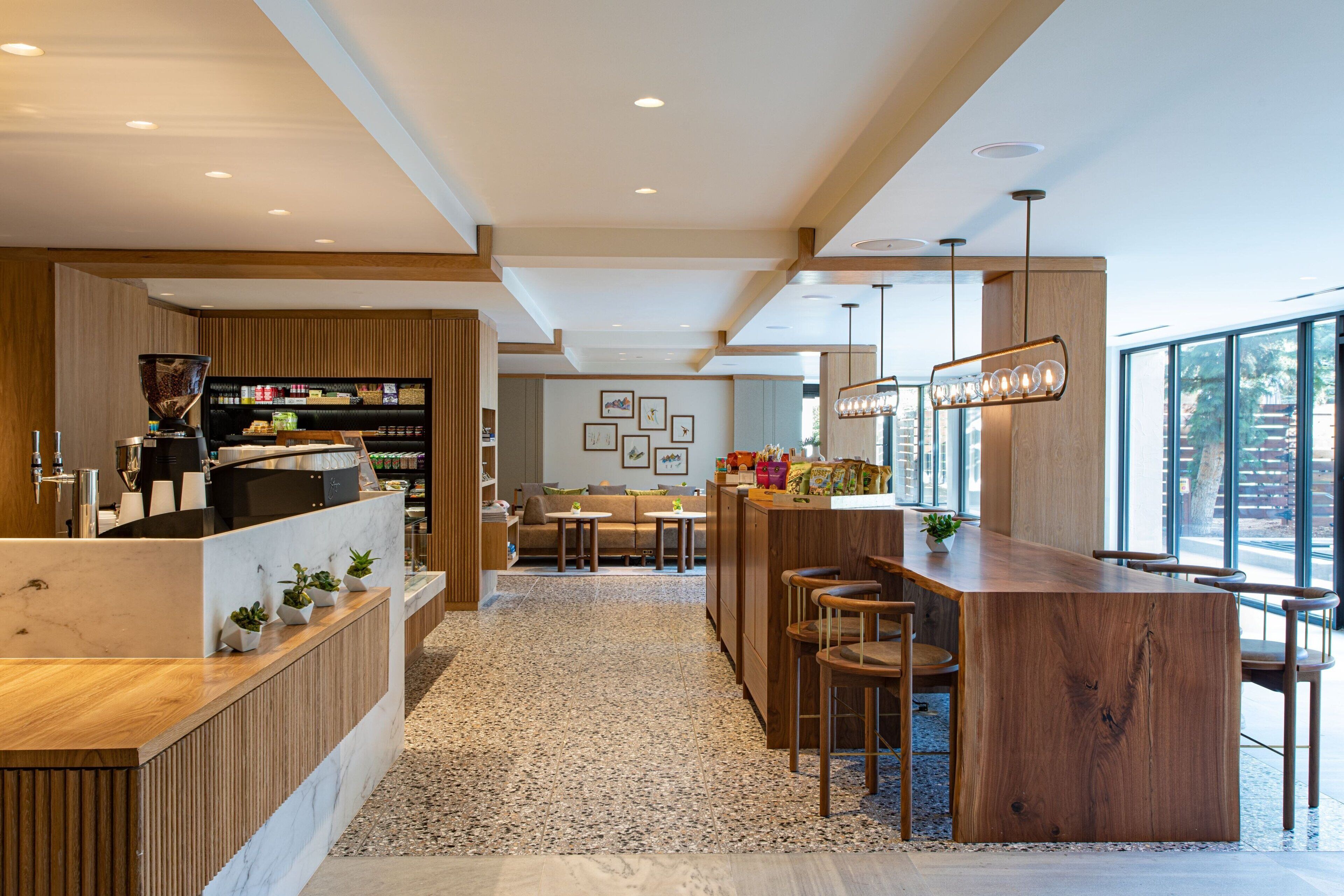 Una cocina moderna con una isla central, zona de bar y espacio para sentarse.