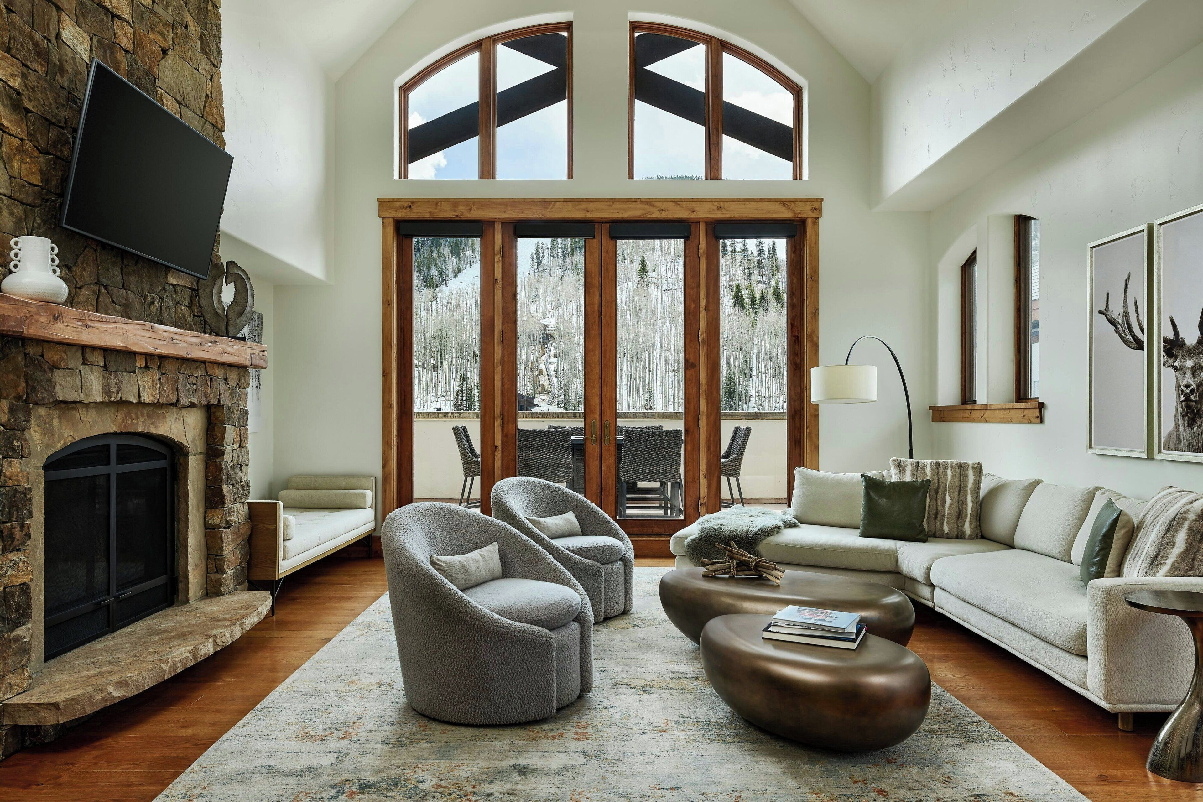 Suite, 3 habitaciones, balcón | Sala de estar | Una televisión de pantalla plana, una chimenea, Netflix