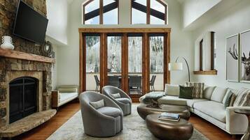 Suite, 3 soverom, balkong | Oppholdsrom | En 55-tommers Flatskjerm-TV med kabel-kanaler samt TV og peis