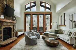 Suite, 3 habitaciones, balcón | Sala de estar | Una televisión de pantalla plana, una chimenea, Netflix