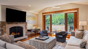 En 55-tommers Flatskjerm-TV med kabel-kanaler samt TV og peis