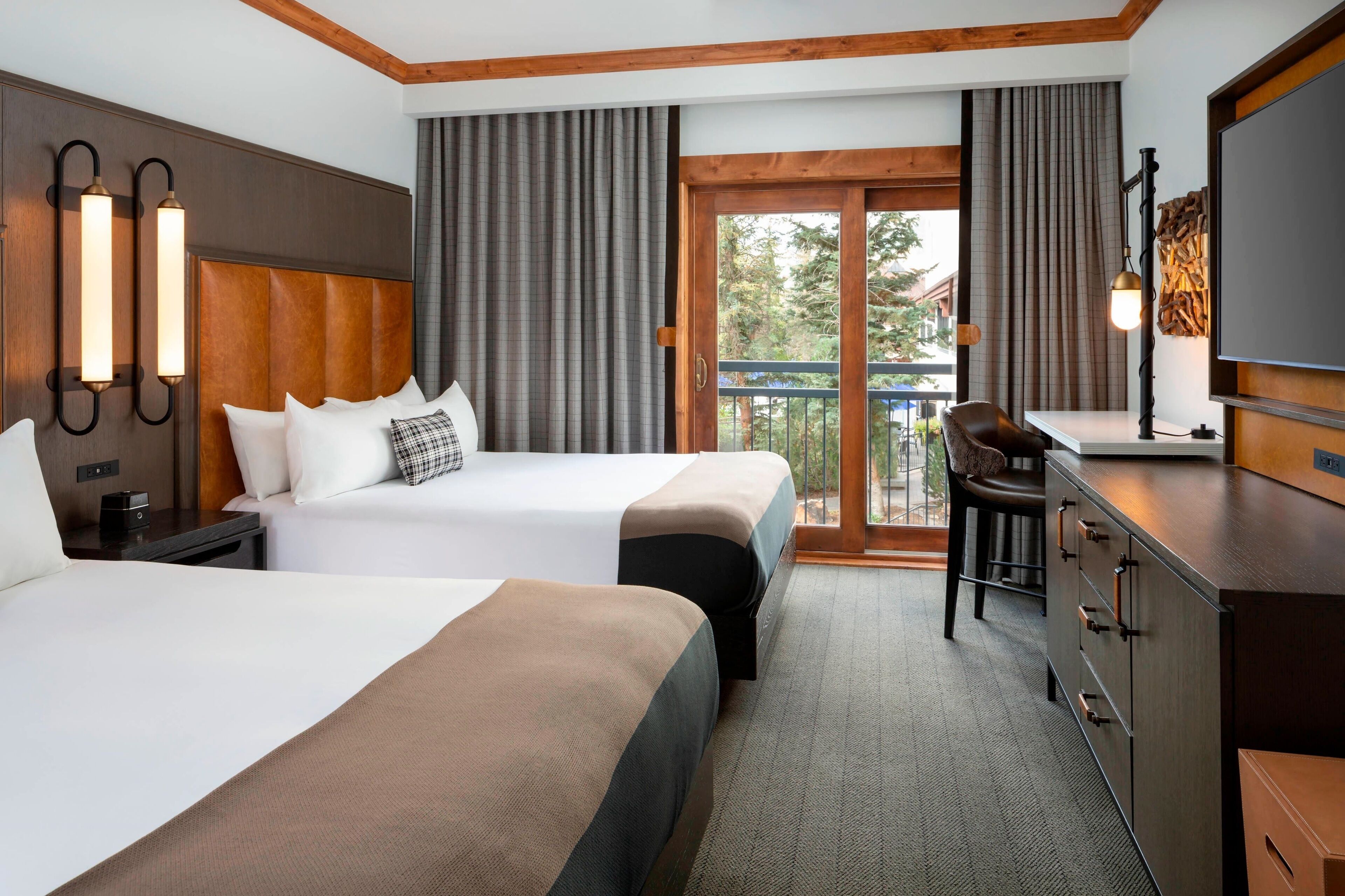 Chambre, 2 grands lits | Coffres-forts dans les chambres, décoration personnalisée