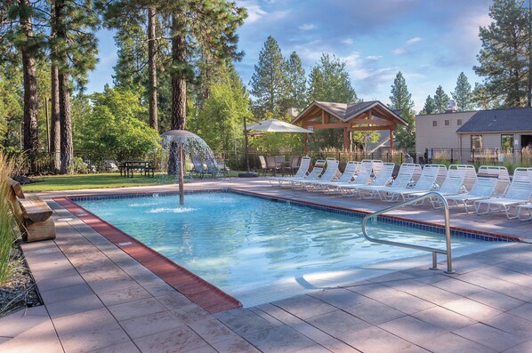 2 outdoor pools