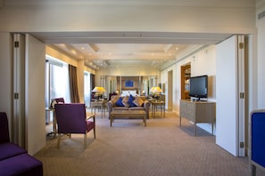 Honeymoon Suite | Premium bedding, minibar, in-room safe, individually furnished