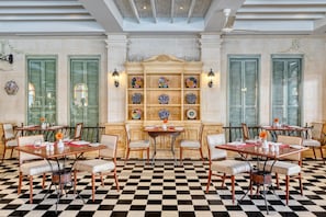 2 restaurants, breakfast served
