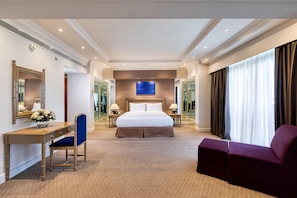 Honeymoon Suite (King) | Premium bedding, minibar, in-room safe, individually furnished