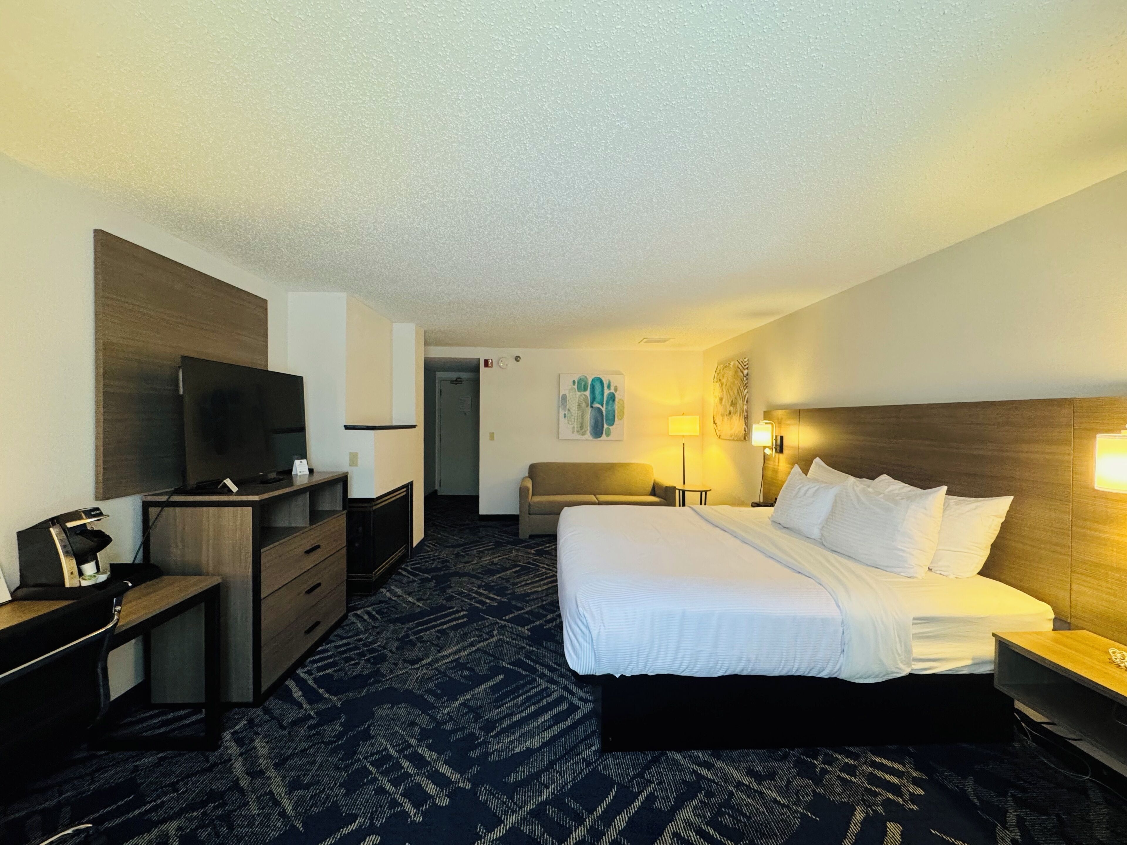 Hypo-allergenic bedding, in-room safe, desk, laptop workspace