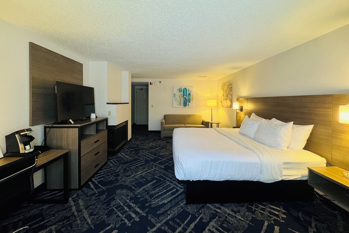 Hypo-allergenic bedding, in-room safe, desk, laptop workspace