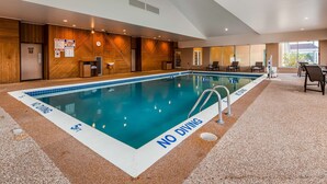 Zona de piscina con un cartel de 'No Diving', un socorrista de guardia y una línea que indica 'No Diving' a lo largo del borde de la piscina.