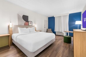 Chambre, 1 très grand lit | Rideaux occultants, chambres insonorisées, fer et planche à repasser
