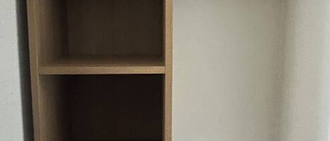 Una estanteria de fusta amb dues compartiments i un tirador.