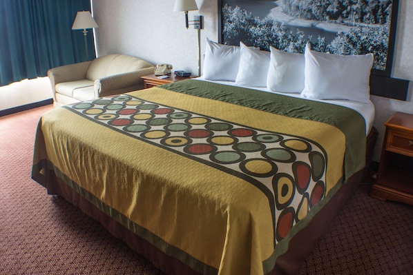 Työpöytä, silitysrauta/-lauta, vauvan matkasänky, lisävuoteet