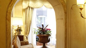 Interior - Hotel Sistina (Rome)