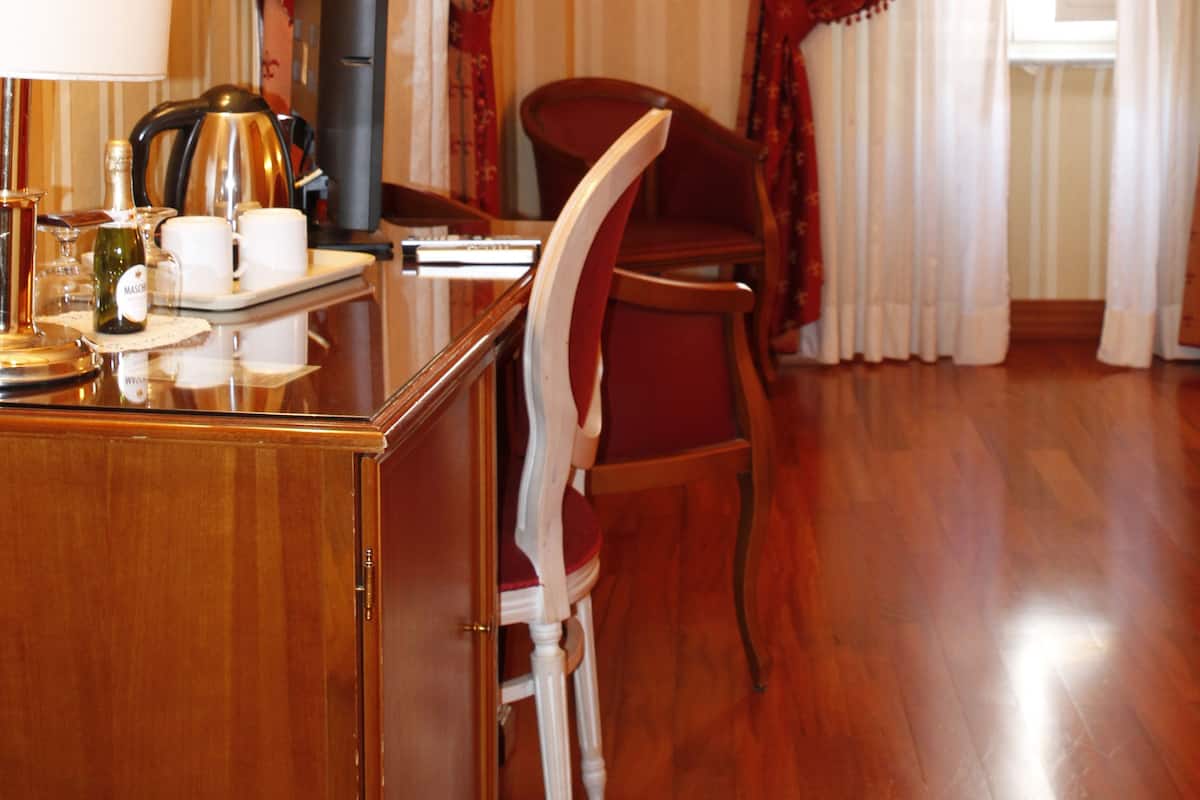 Minibar, caja de seguridad en la habitación y escritorio