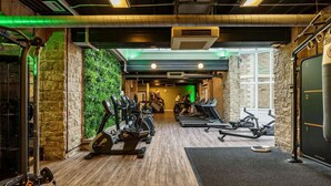 Ein Fitnessstudio mit Laufbändern, Fahrrädern und Krafttrainingsgeräten.