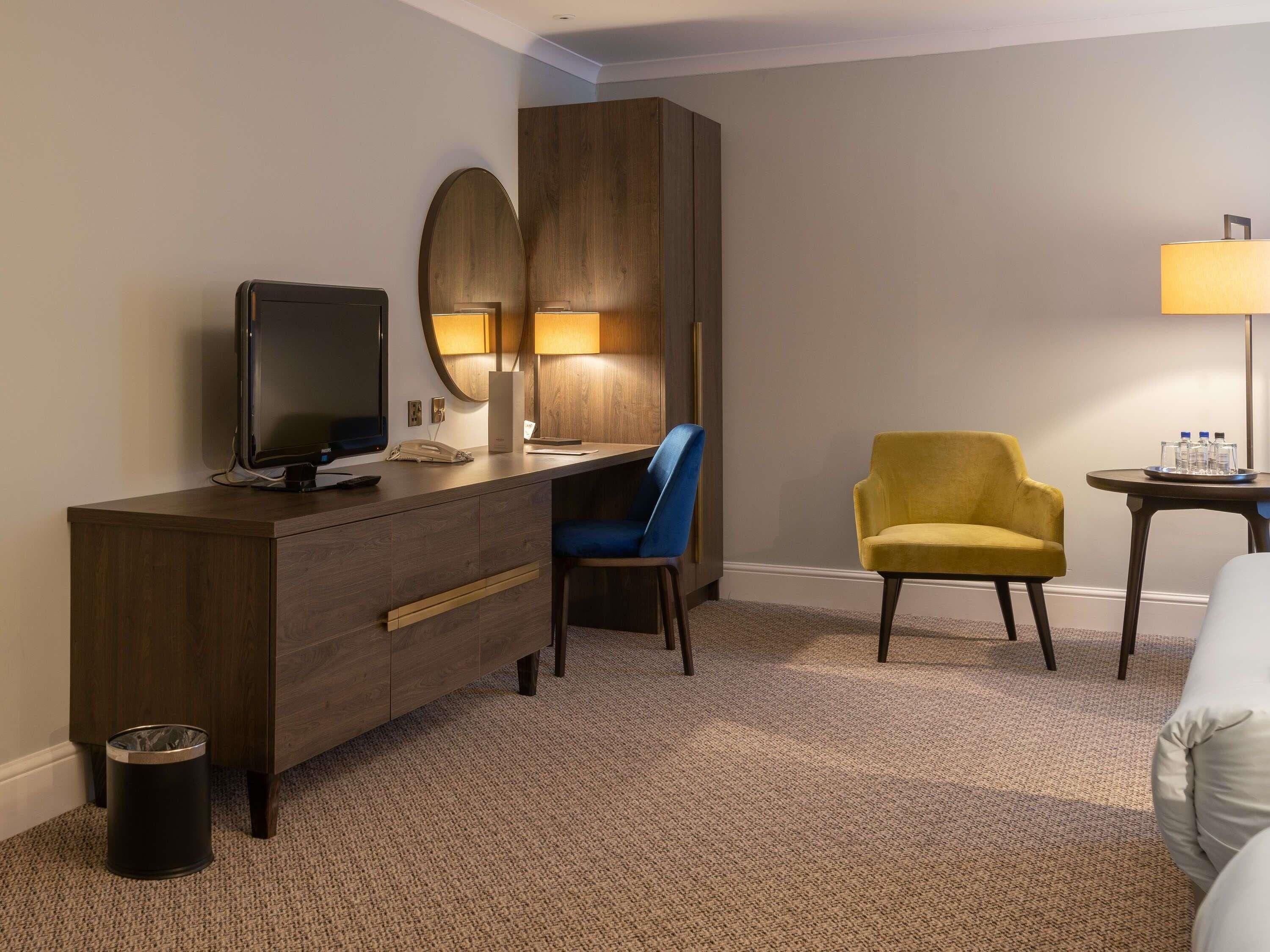 Bureau, rideaux occultants, fer et planche à repasser