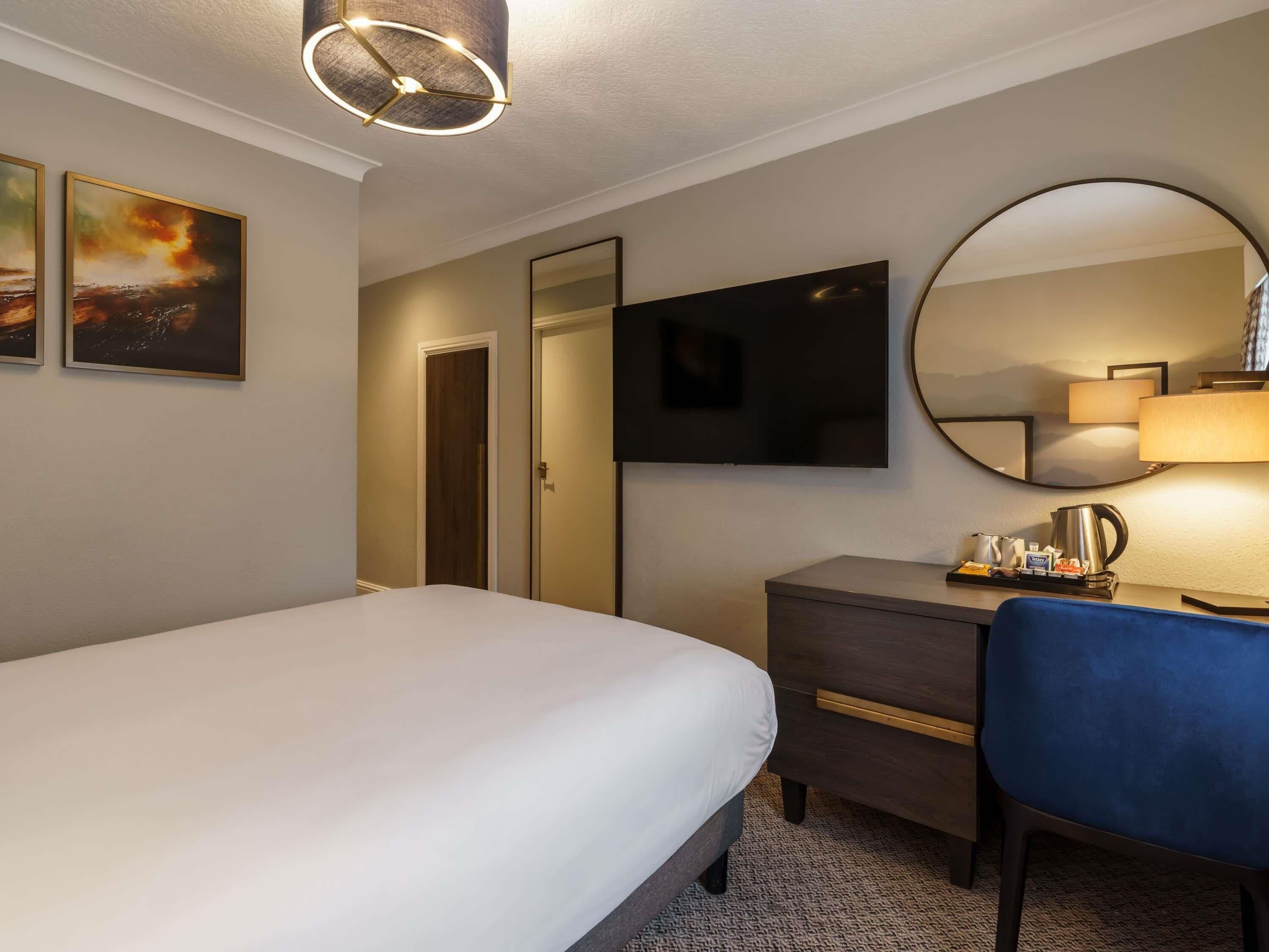 Bureau, rideaux occultants, fer et planche à repasser