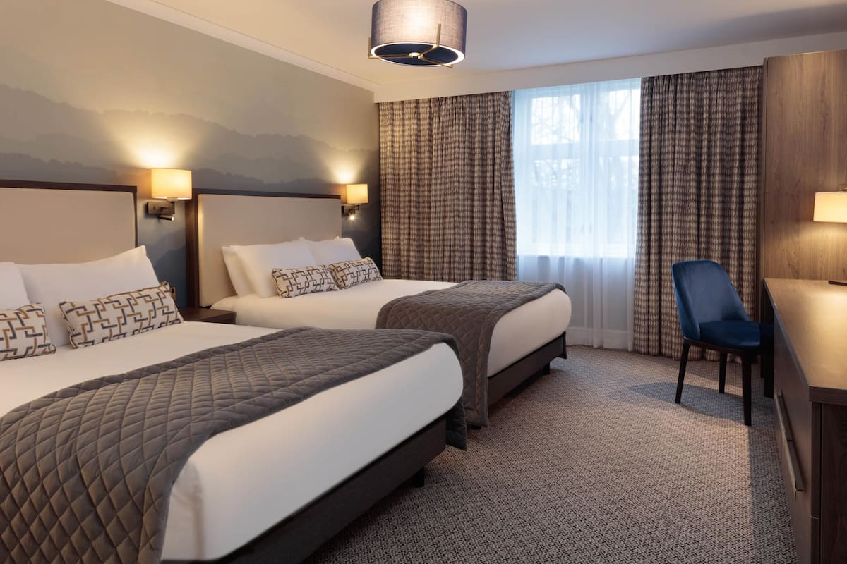 Habitación clásica, 2 camas Queen size | Escritorio, cortinas blackout y tabla de planchar con plancha