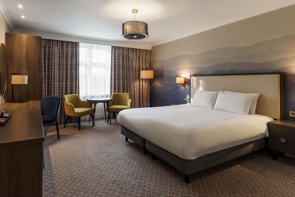 Superior Double or Twin | Escritorio, cortinas blackout y tabla de planchar con plancha