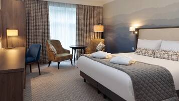 Privilege Double or Twin | Een bureau, verduisterende gordijnen, een strijkplank/strijkijzer