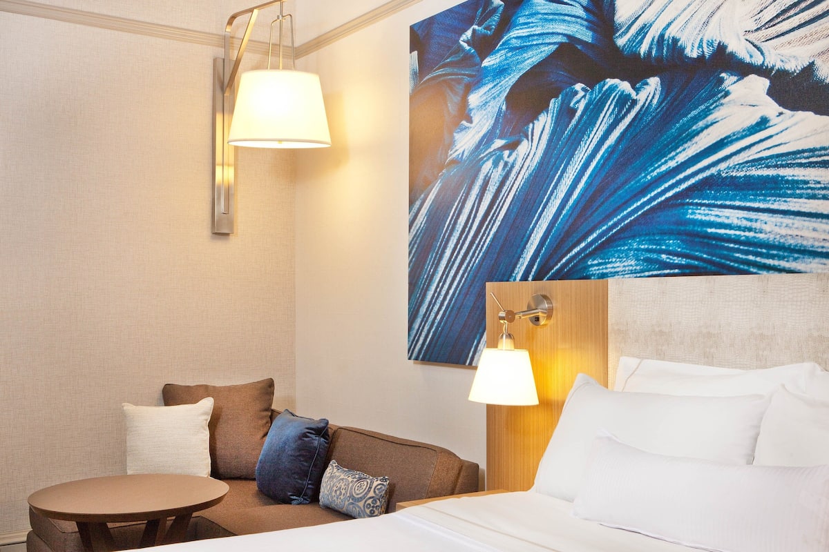Room, 1 Queen Bed | Premium bedding, pillow-top beds, in-room safe, desk