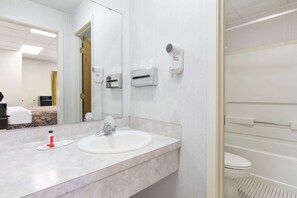 Kombinasi shower/bathtub dan perlengkapan mandi gratis