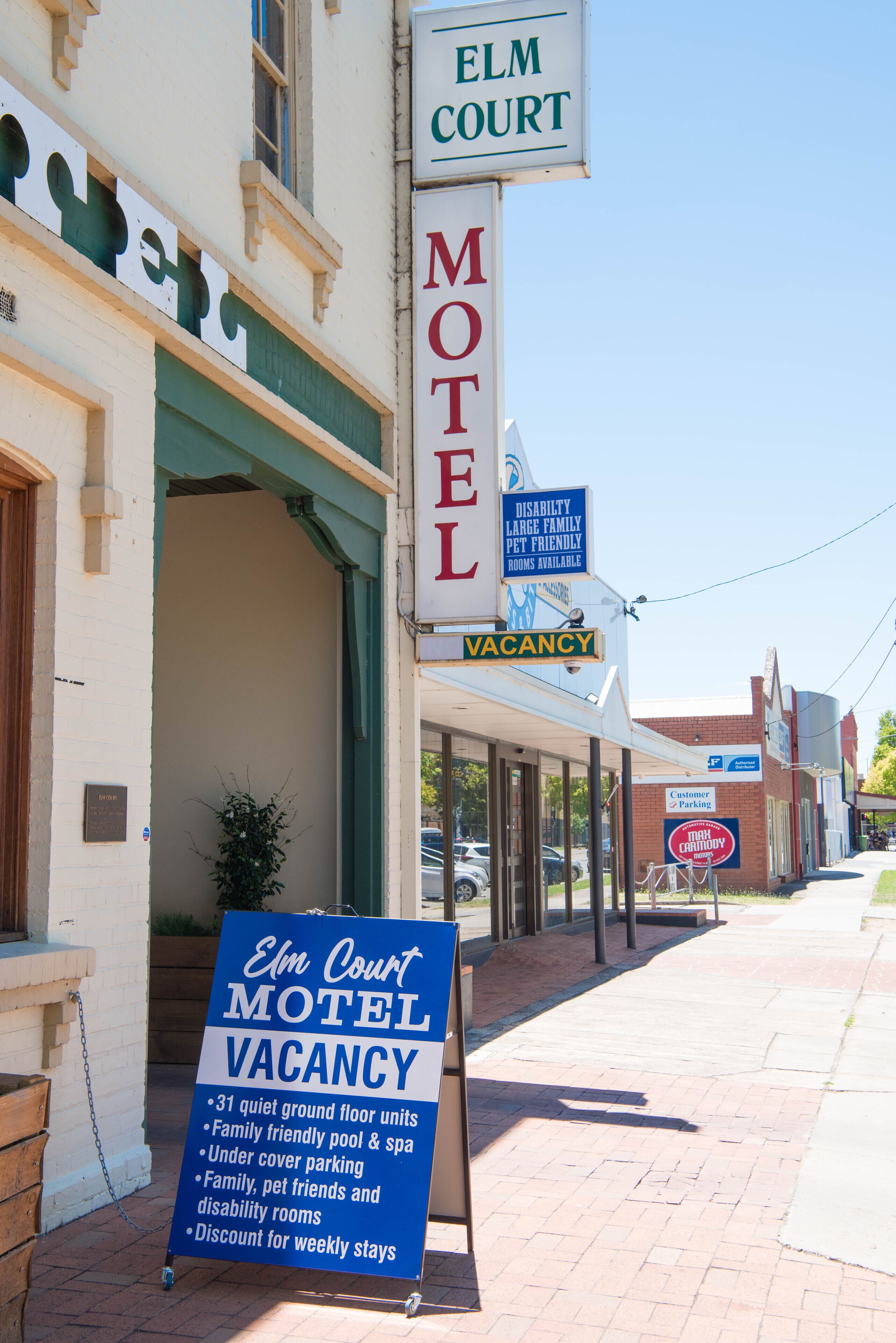A motel with a sign indicating a vacancy.