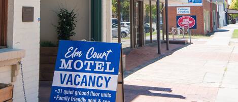 Un motel con un cartel que indica disponibilidad.