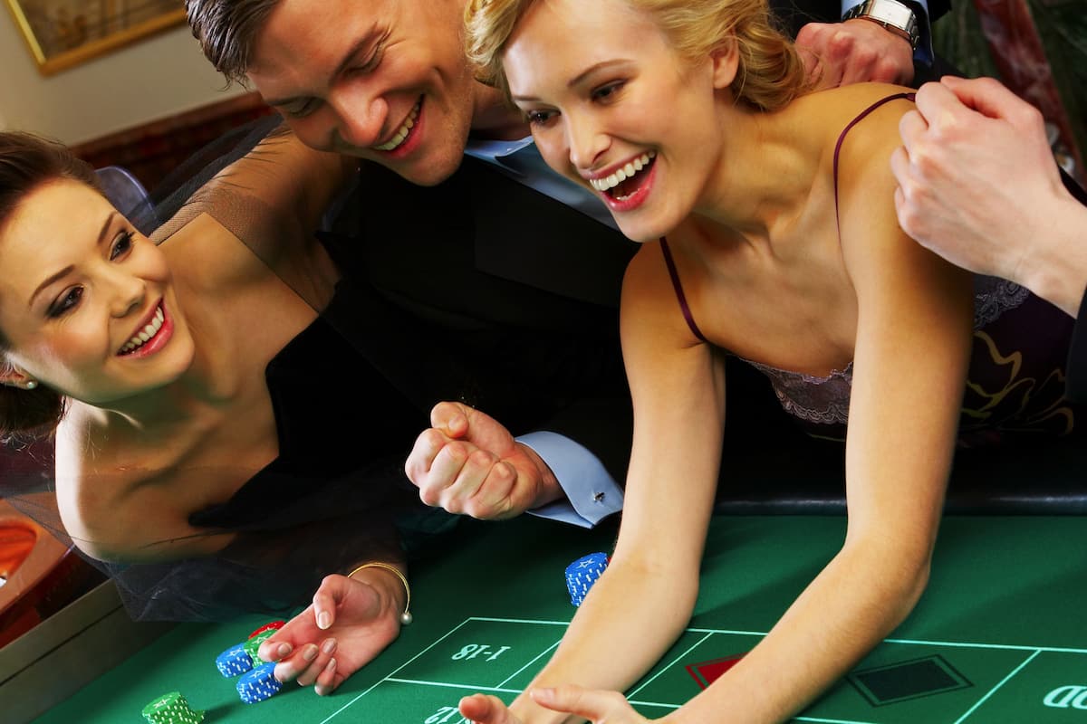 Junior Suite, 1 Bedroom, Jetted Tub, City View- Casino Package($50 Casino Credit Included) | Bureau, rideaux occultants, fer et planche Ă repasser, Wi-Fi gratuit