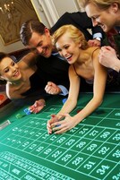 Escritorio, cortinas blackout y tabla de planchar con plancha 